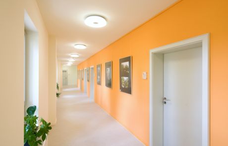 Flurgestaltung mit orangenen Wänden im Verwaltungsgebäude