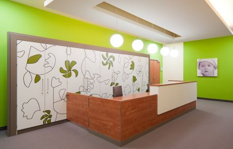 Klinik Design für den Empfangsbereich der Entbindungsstation mit moderner Innenarchitektur und grünen Akzenten