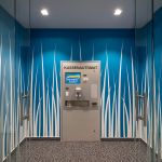 moderne Wandgestaltung im Kundencenter beim Kassenautomat