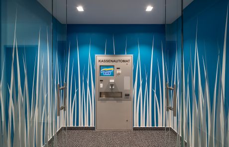 moderne Wandgestaltung im Kundencenter beim Kassenautomat