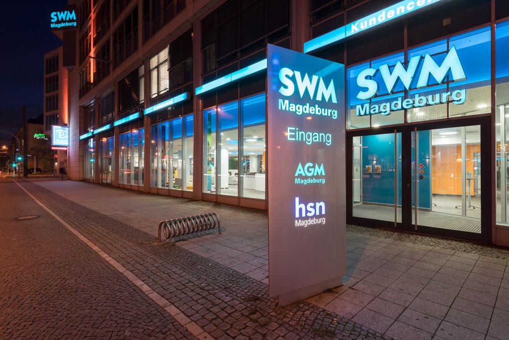 Außenansicht des Kundencenters bei Nacht
