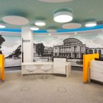 modernes Bürokonzept mit hellen Büromöbeln und großen Wandbildern