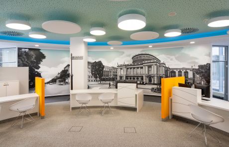 modernes Bürokonzept mit hellen Büromöbeln und großen Wandbildern