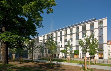 Außenansicht des Städtischen Klinikums Dresden bei Tageslicht