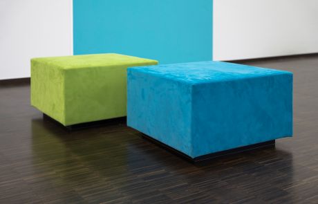 Gestaltung Foyer mit einem blauen und grünen Hocker