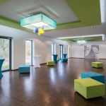 Inneneinrichtung Foyer im Theater mit blauen und grünen Hockern