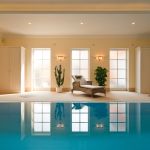 privates Schwimmbad mit Pool und Relaxliege