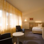 Hotelzimmer mit Hotelmöbeln