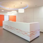 weißer Empfangstresen und weiße Büromöbel in der Arztpraxis