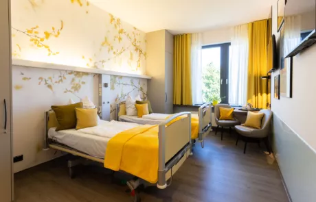 Patientenzimmer in gelber Farbgebung