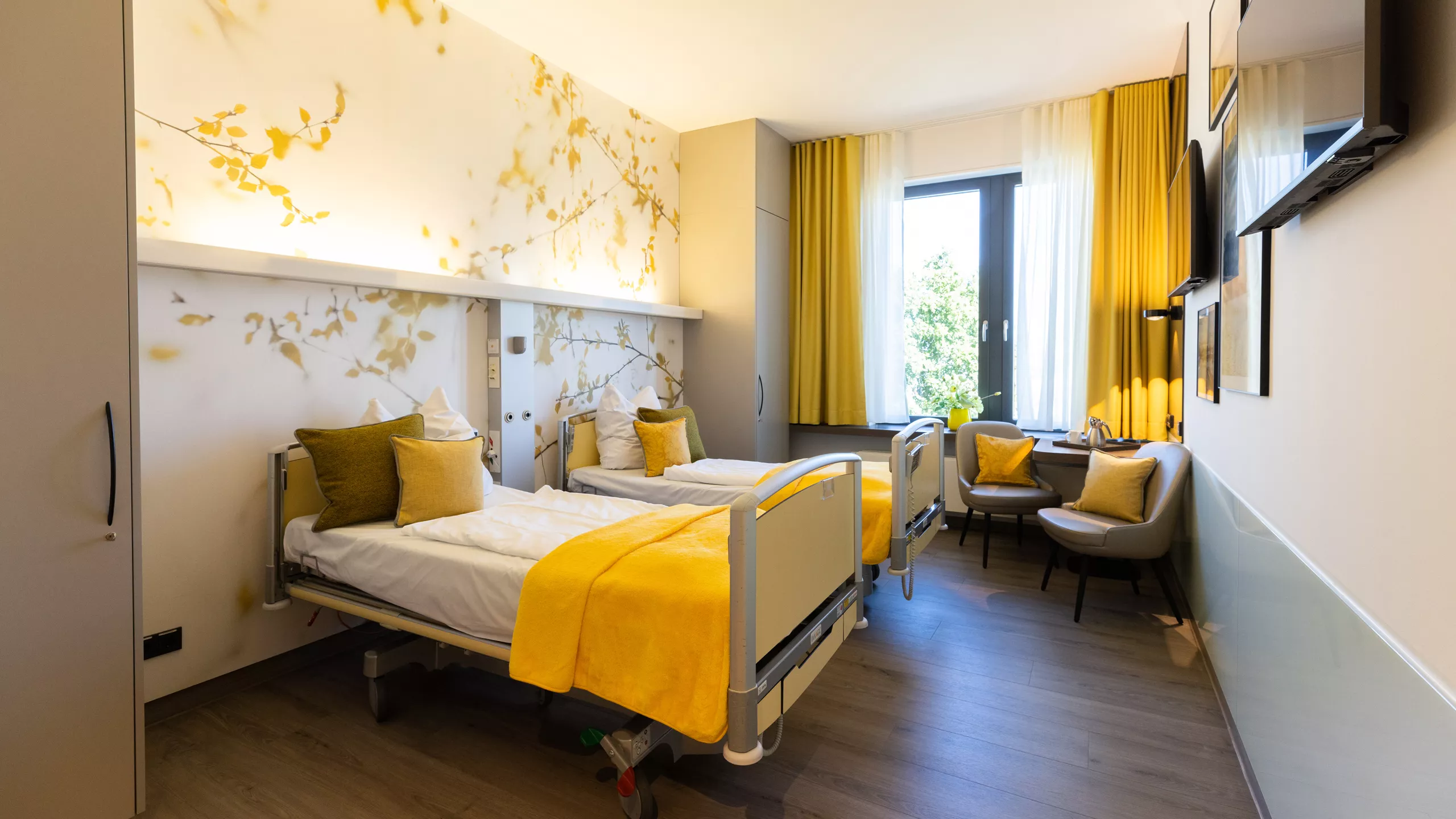 Patientenzimmer in gelber Farbgebung