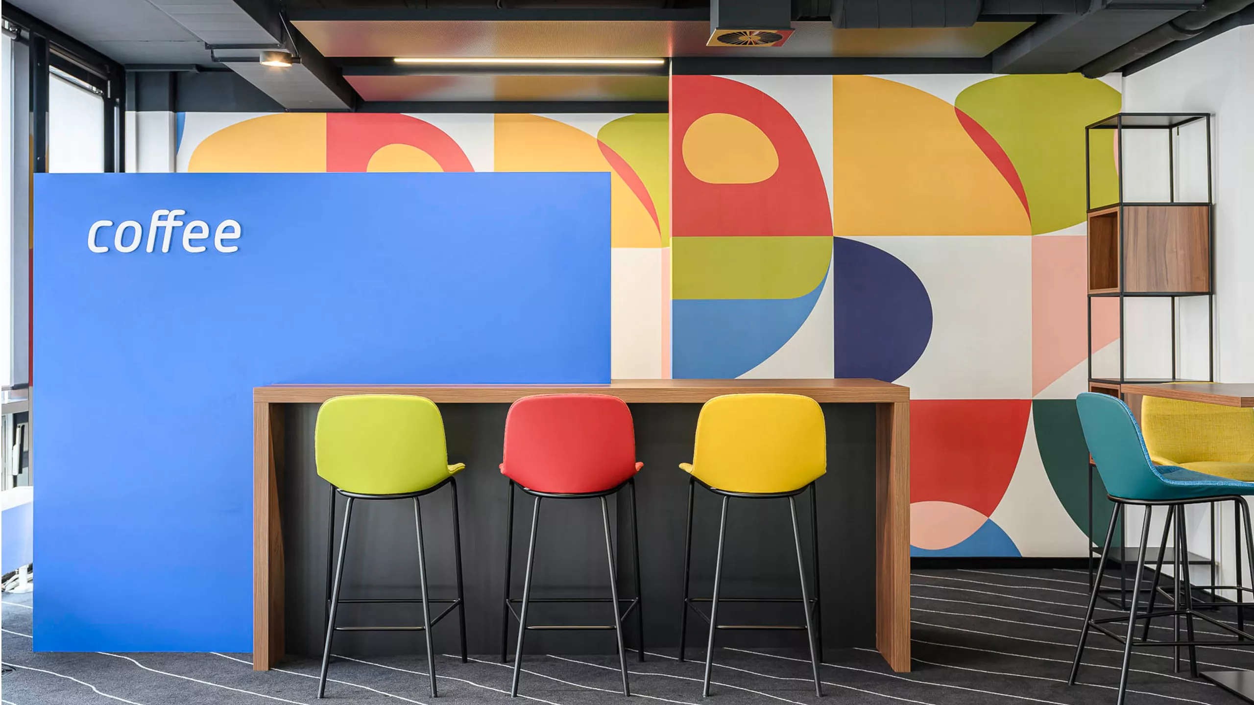 Gestaltung Café Bar mit bunten Wänden im Großraumbüro