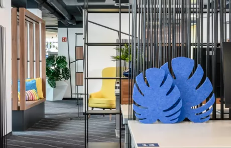 Lounge-Ecke und Entspannungsbereiche im Großraumbüro