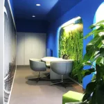 Gestaltung des Arbeitsplatzes mit Naturmotiven an der Wand im Kundencenter
