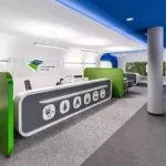 großer Empfangstresen mit Icons im Kundencenter