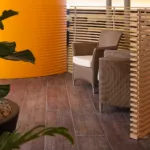 Gestaltung Sitzecke im Foyer mit braunen Korbstühlen