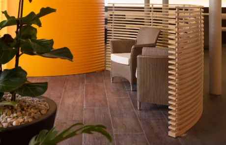 Gestaltung Sitzecke im Foyer mit braunen Korbstühlen
