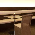 Gemütlicher Tisch mit Korbstuhl im Foyer