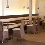 Einrichtung Cafeteria mit braunen Korbstühlen