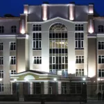 Beleuchtetes Gebäude einer modernen Privatklinik bei Nacht